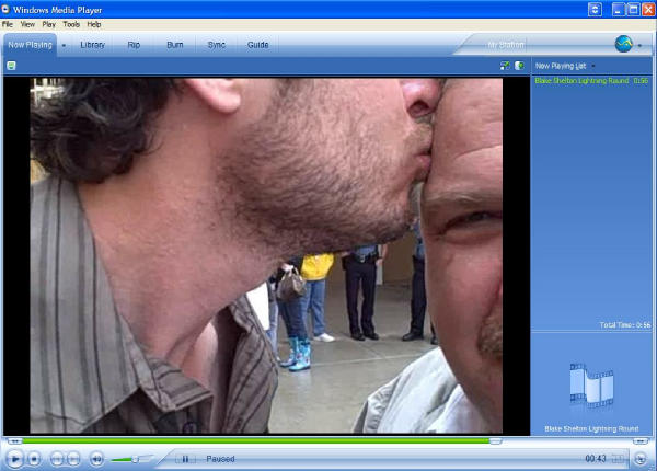 Blake Shelton kisses Bri at Kansas State Fair
